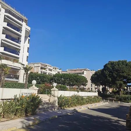 Appartement privé à 50 m de la mer, résidence avec piscine Appartement